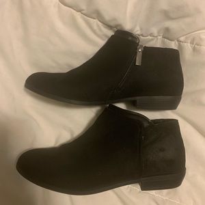 Womans suede ankle boot